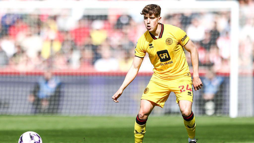 Ollie Arblaster of Sheffield United is passing the ball during the Premier League match between Brentford and Sheffield United at the Gtech Community Stadium