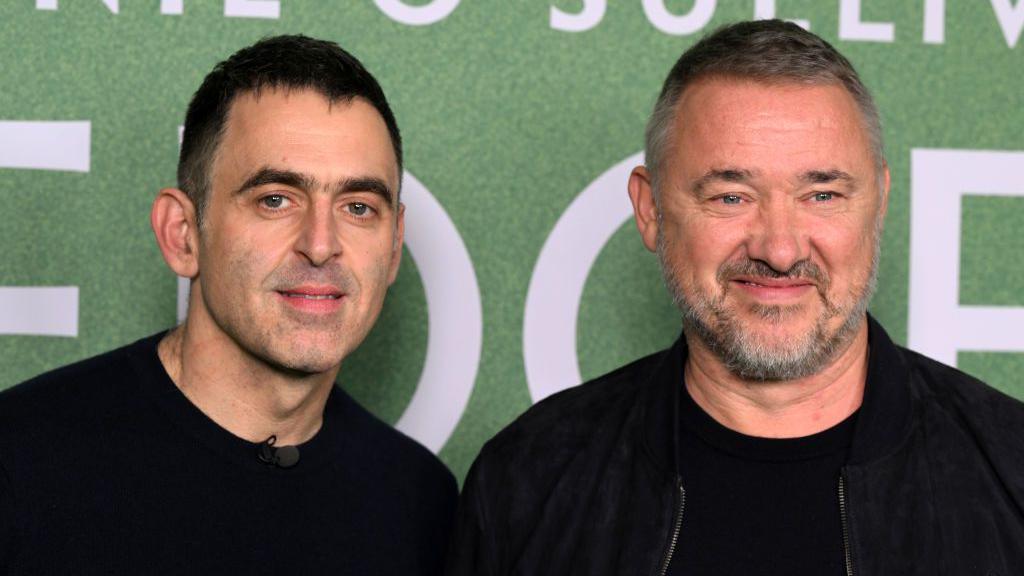 Ronnie O'Sullivan and Stephen Hendry smile
