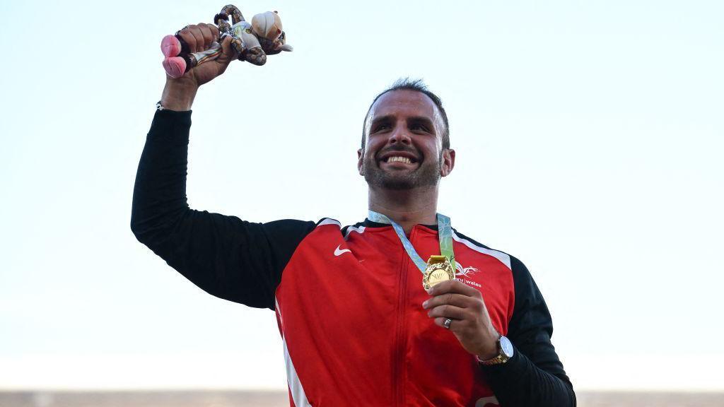 Aled Sion Davies yn ennill medal aur yn y ddisgen F42-44/61-64 yng Ngemau'r Gymanwlad yn Birmingham yn 2022.