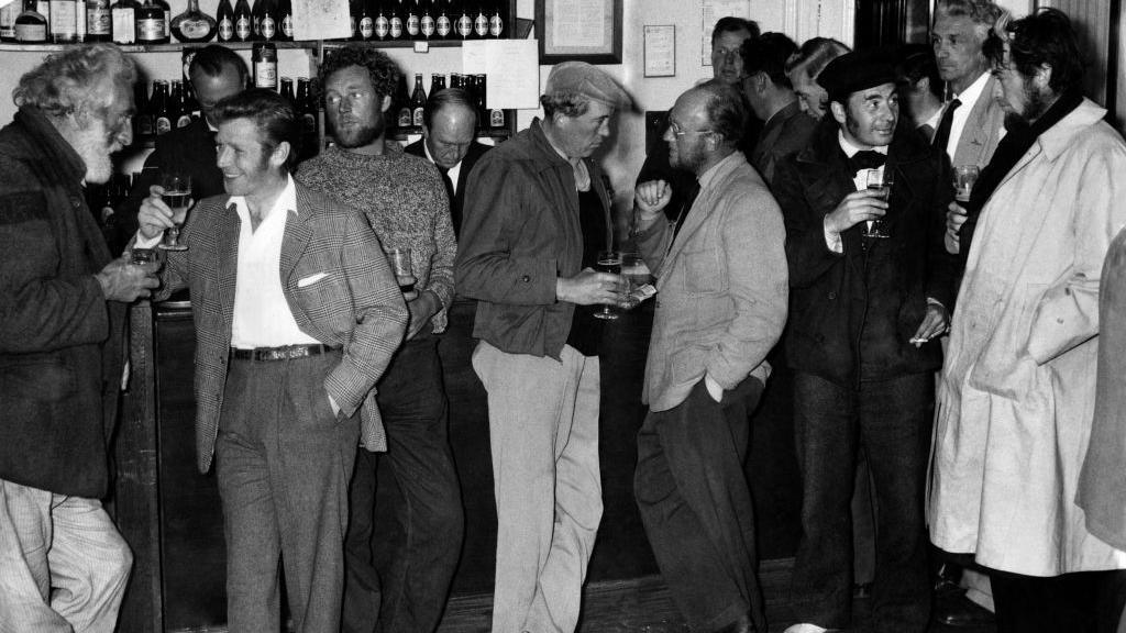Y criw yng ngwesty Bae Abergwaun yn Awst 1954. Chwith i dde: Noel Purcell (actor), Richard Basehart (actor), Johnny King Kelly (dyn stynt) John Huston (cyfarwyddwr) Jack Martin (cyfarwyddwr cynhorthwyol) Len Prout (trydanwr) Jack Culver (dyn camra) Leo Genn (actor) Len Garde (colur) a Gregory Peck.
