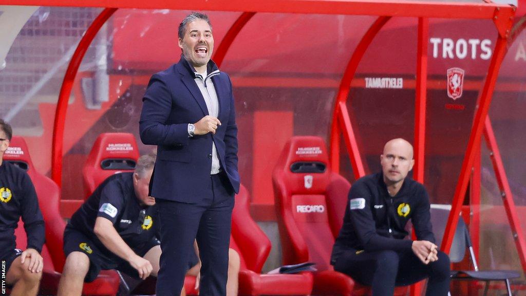 Marti Cifuentes managing Hammarby against FC Twente in the Europa Conference League