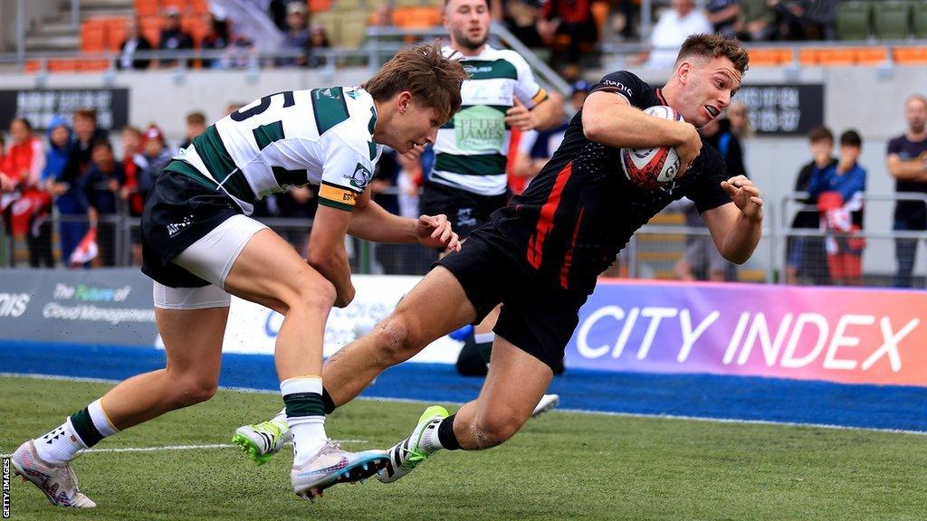 Alex Lewington scoring a try