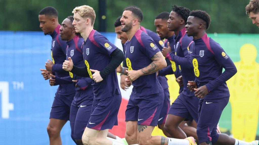 Anthony Gordon and England teammates training before Slovakia match