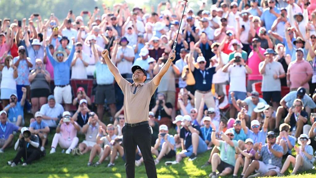 Xander Schauffele celebrates in front of the crowd