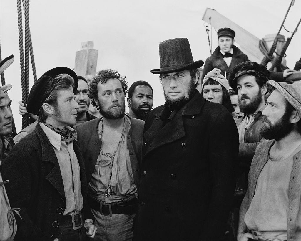 Gregory Peck yn chwarae rhan Capten Ahab yn y ffilm gyda chriw y llong o'i amgylch.