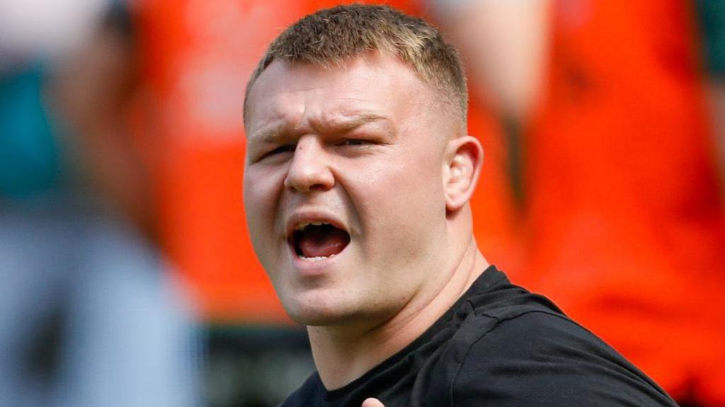 Dewi Lake shouts instrcutions