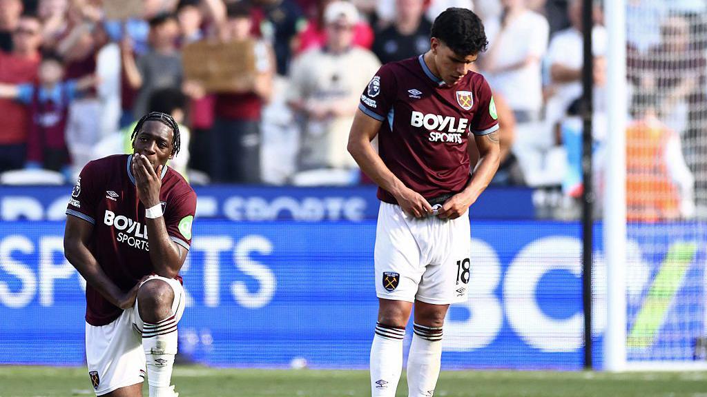 West Ham United's French defender #04 Axel Disasi and West Ham United's Portuguese midfielder #18 Mateus Fernande