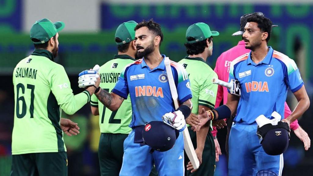 Virat Kohli shakes hands with Pakistan's players