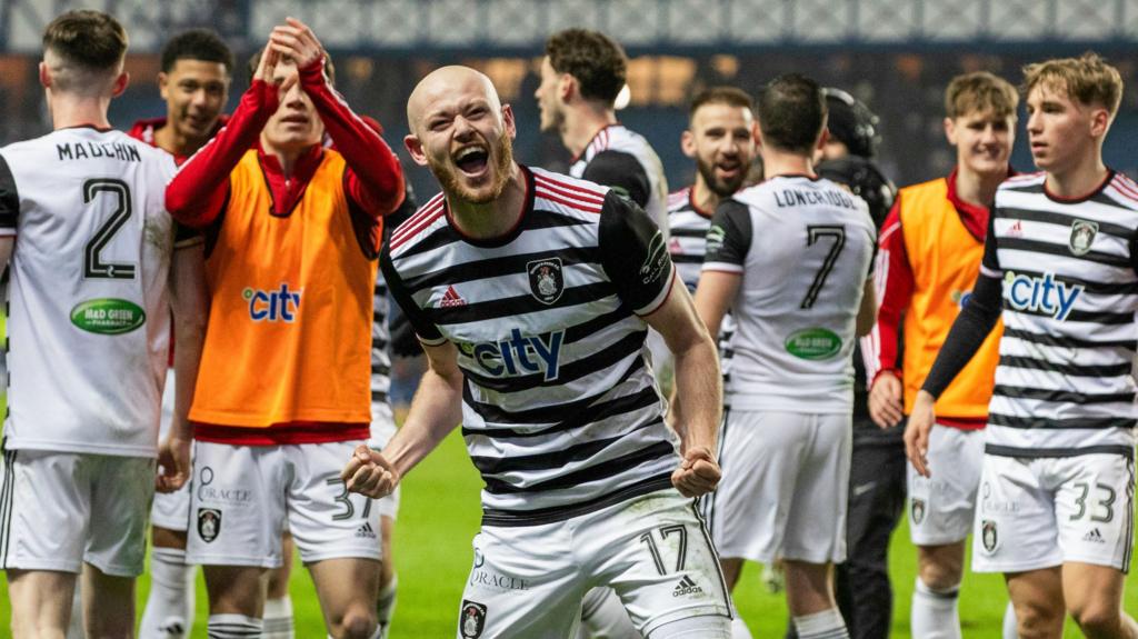 Queen’s Park ve Davidson, Ibrox Çılgınlığında Dimdik Duruyor