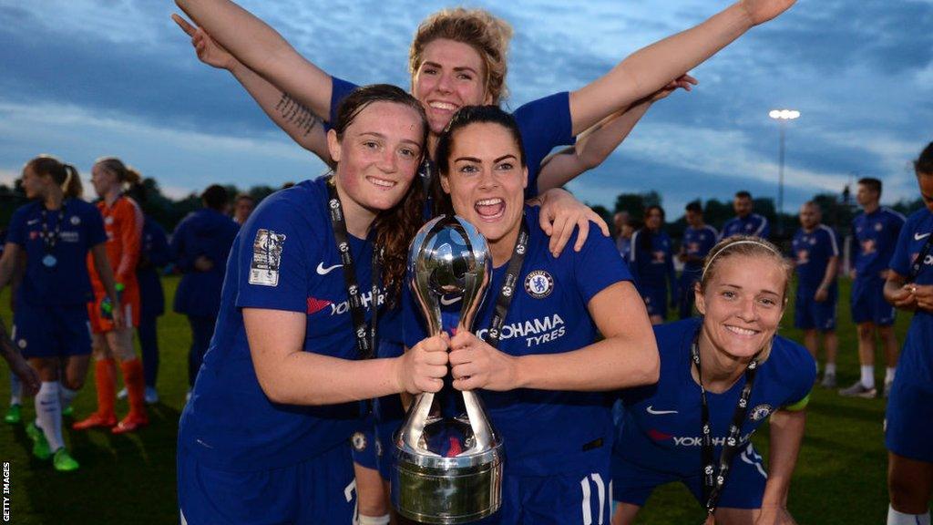 Claire Rafferty with the WSL trophy in 2018