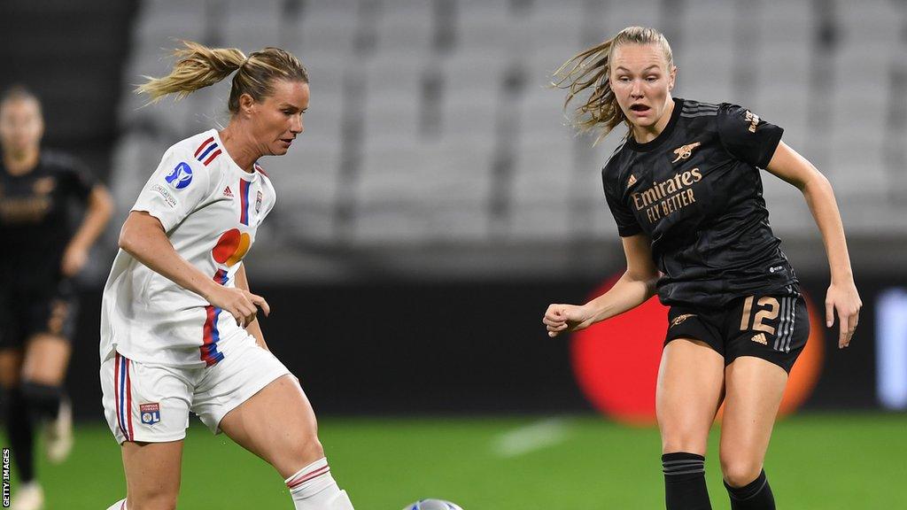 Amandine Henry playing against Arsenal