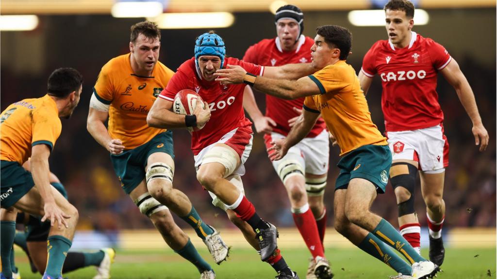Justin Tipuric carries