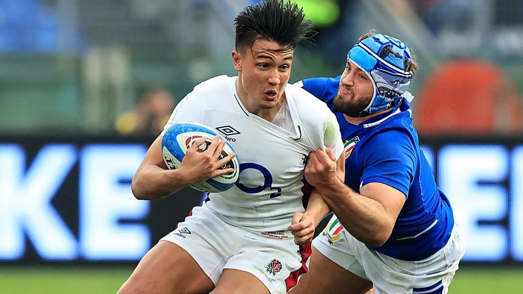 Marcus Smith tries to break through Italy's defence