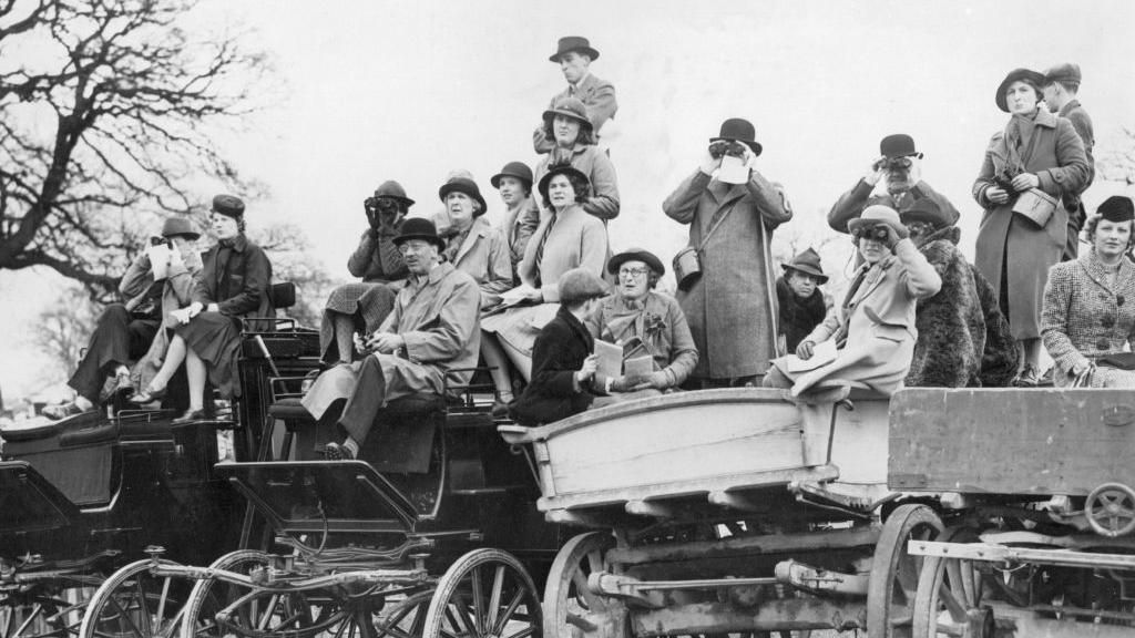 Rhai o drigolion lleol Wrecsam yn gwylio' rasio yn 1939