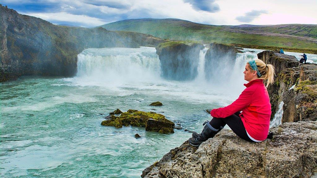 tourist-on-cliff-iceland