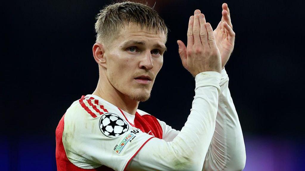 Martin Odegaard claps