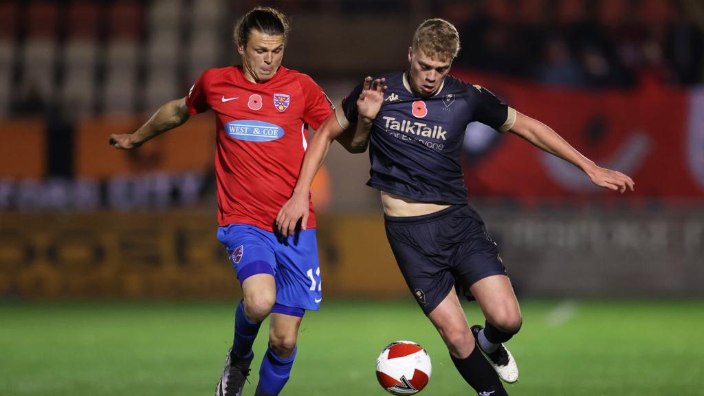 Matt Robinson of Dagenham & Redbridge and Andy Smith of Salford City