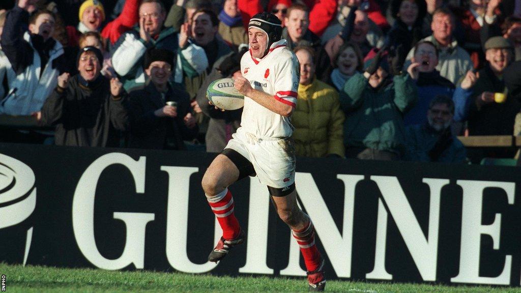 David Humphreys runs in his semi-final try against Stade Francais