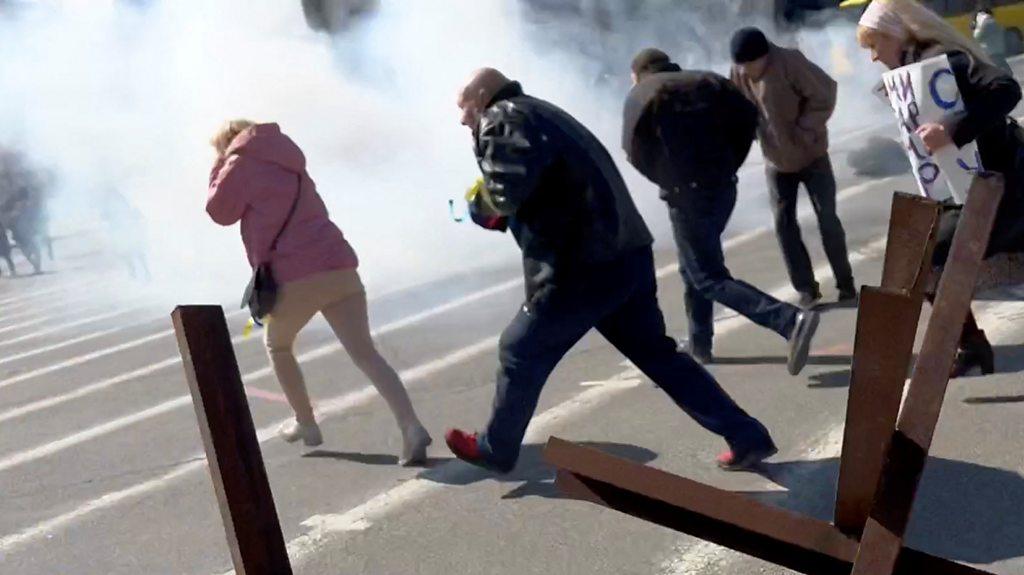 Kherson residents fleeing as troops break up a protest against Russian military occupation