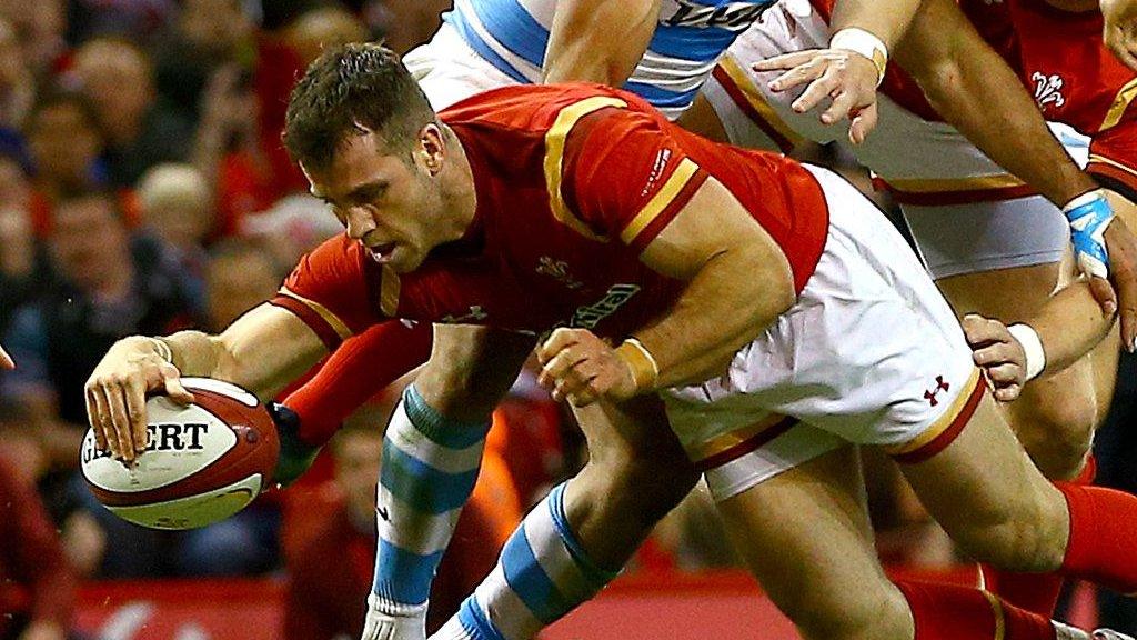 Gareth Davies scores for Wales