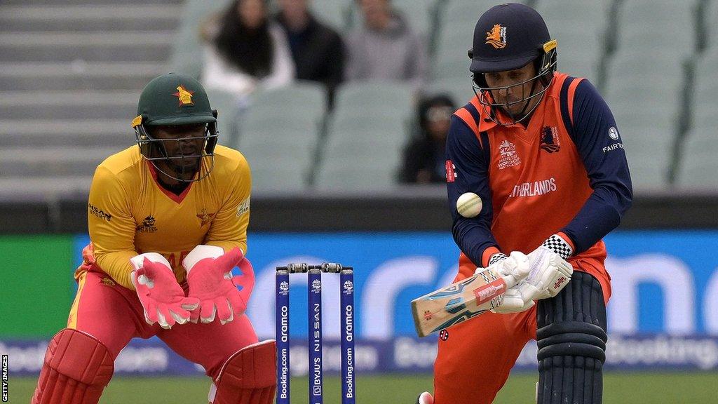 Zimbabwe wicketkeeper Regis Chakabva and Netherlands batter Tom Cooper in 2022