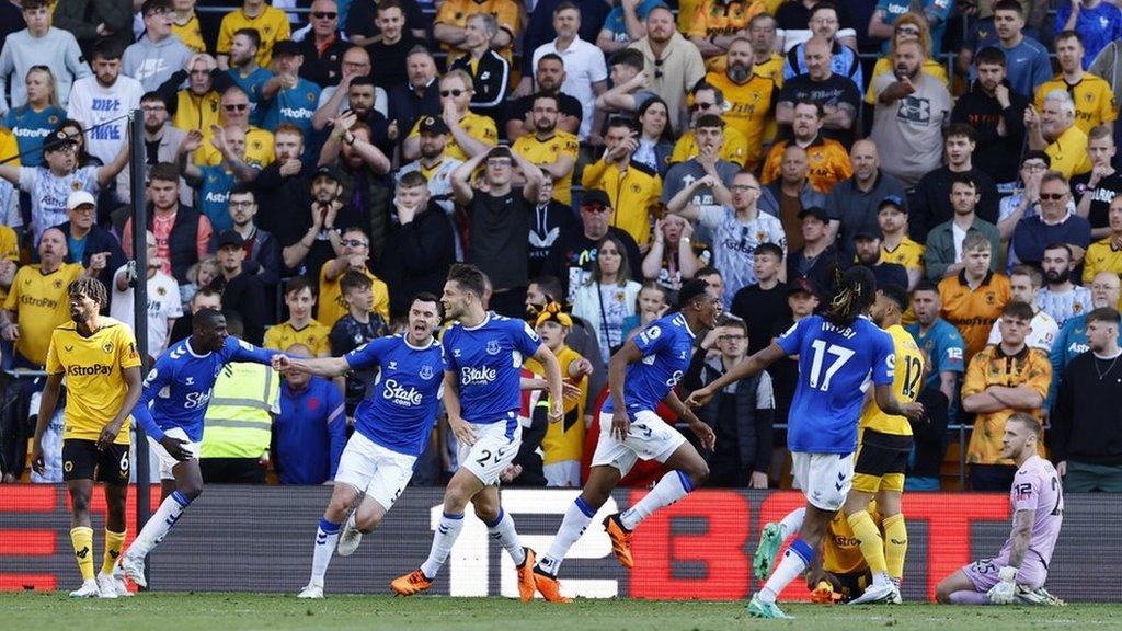 Everton celebrating Yerry Mina's goal against Wolves