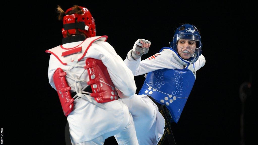 Beth Munro fighting Elena Savinskaya