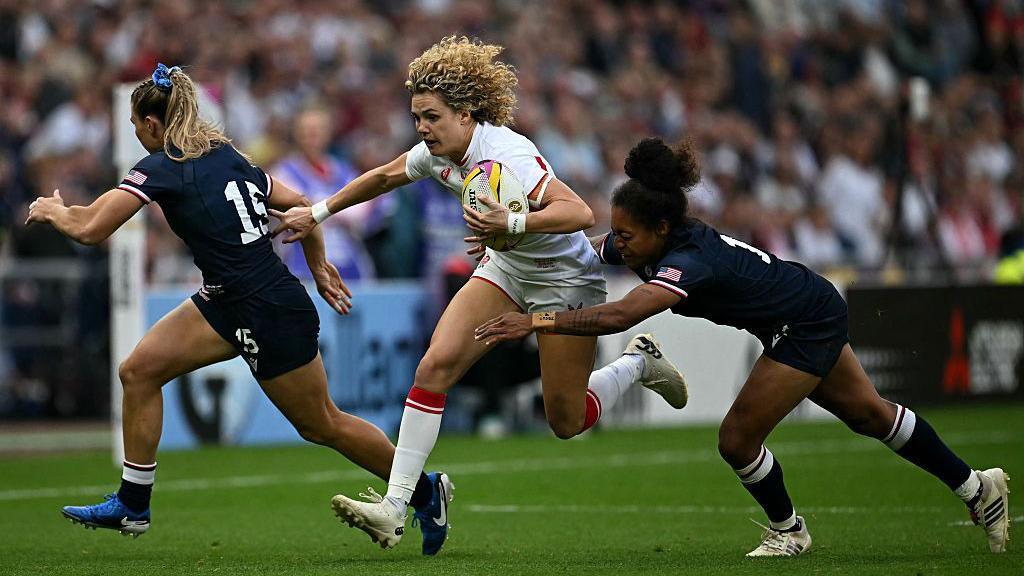 Ellie Kildunne in action for England v USA at the Women's Rugby World Cup