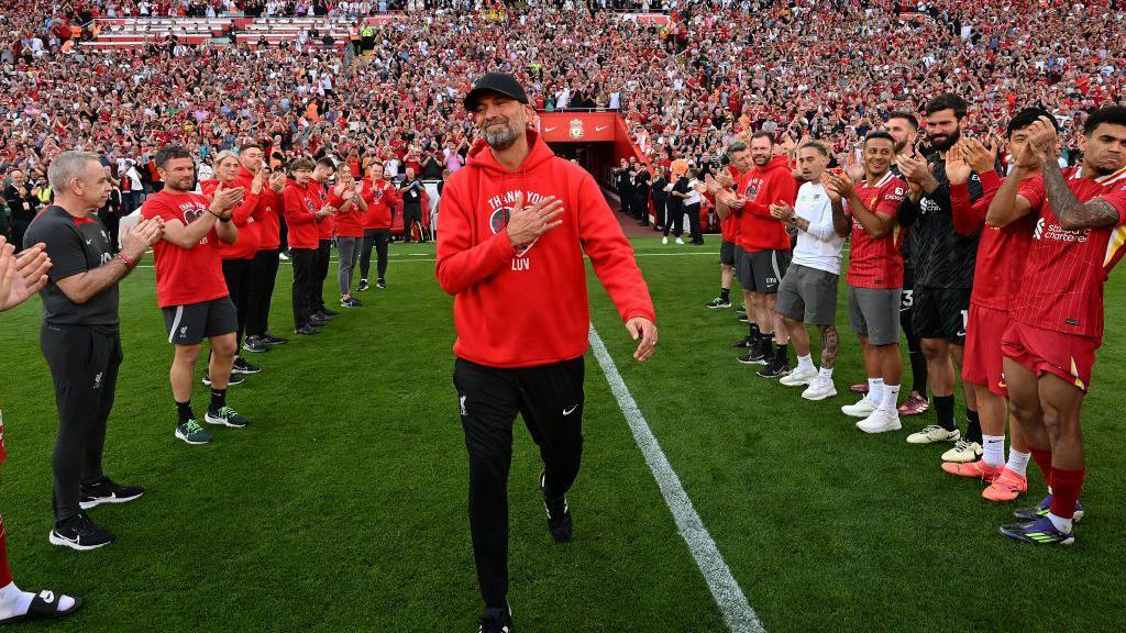 Jurgen Klopp is given a guard of honour