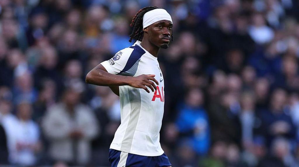 Yves Bissouma wearing a headband