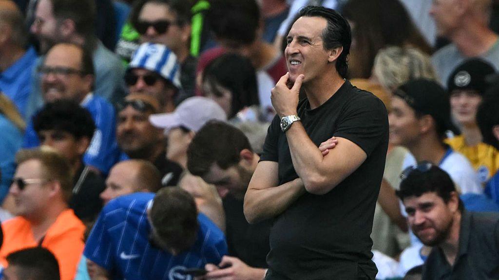El técnico español del Aston Villa, Unai Emery, reacciona durante el partido de la Premier League inglesa entre el Brighton and Hove Albion y el Aston Villa en el American Express Community Stadium en Brighton, al sur de Inglaterra, el 23 de agosto de 2026.