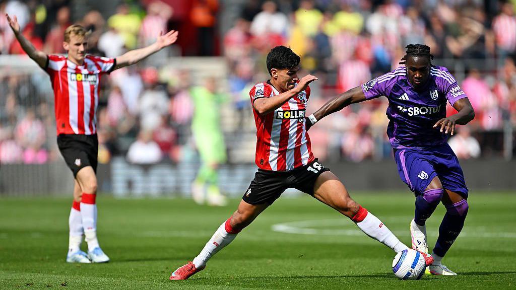Mateus Fernandes tries to make a tackle