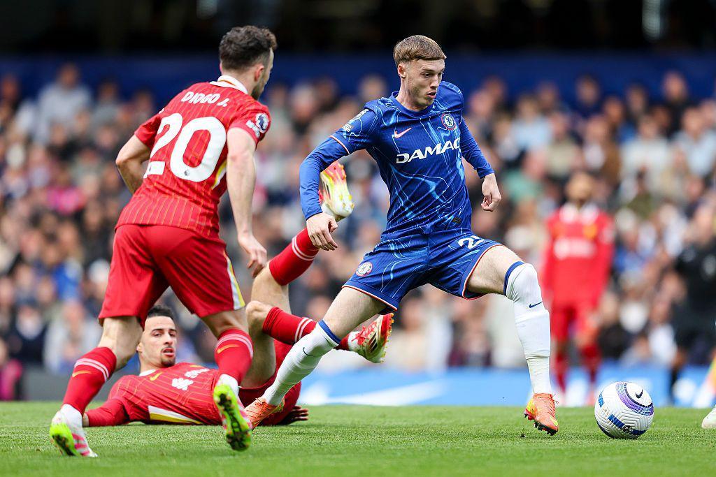 Cole Palmer in possession next to Curtis Jones and Diogo Jota