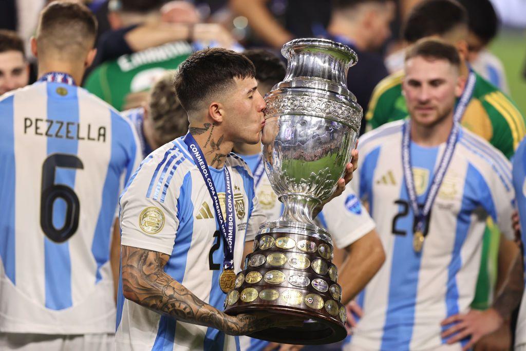 Enzo Fernandez kisses the Copa America trophy