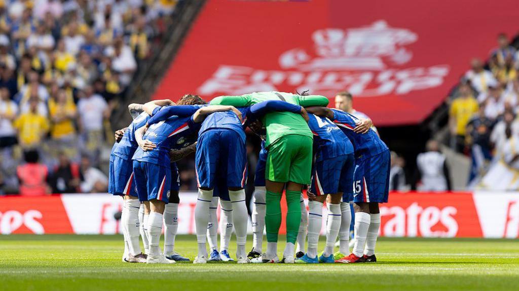 Chelsea players huddle prior to kick-off