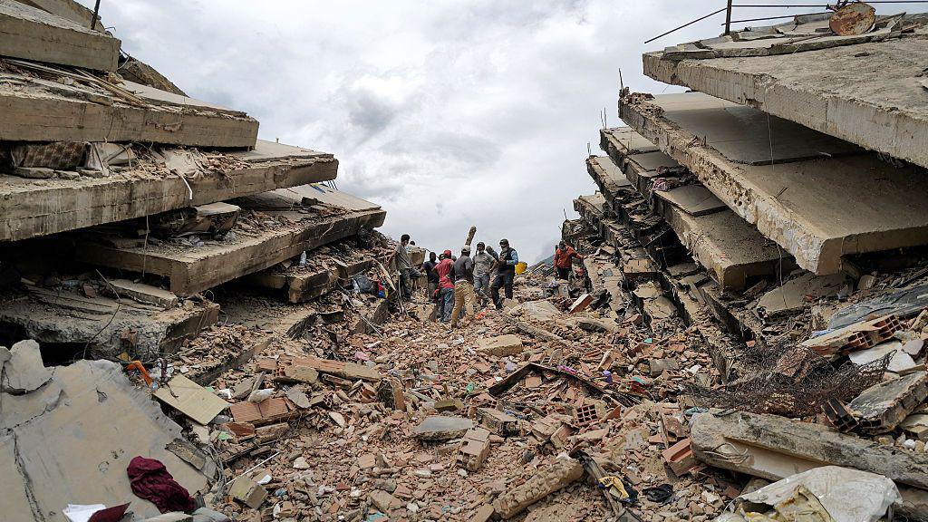 Rescuers and volunteers search for possible victims in Caraballeda, La Guaira State