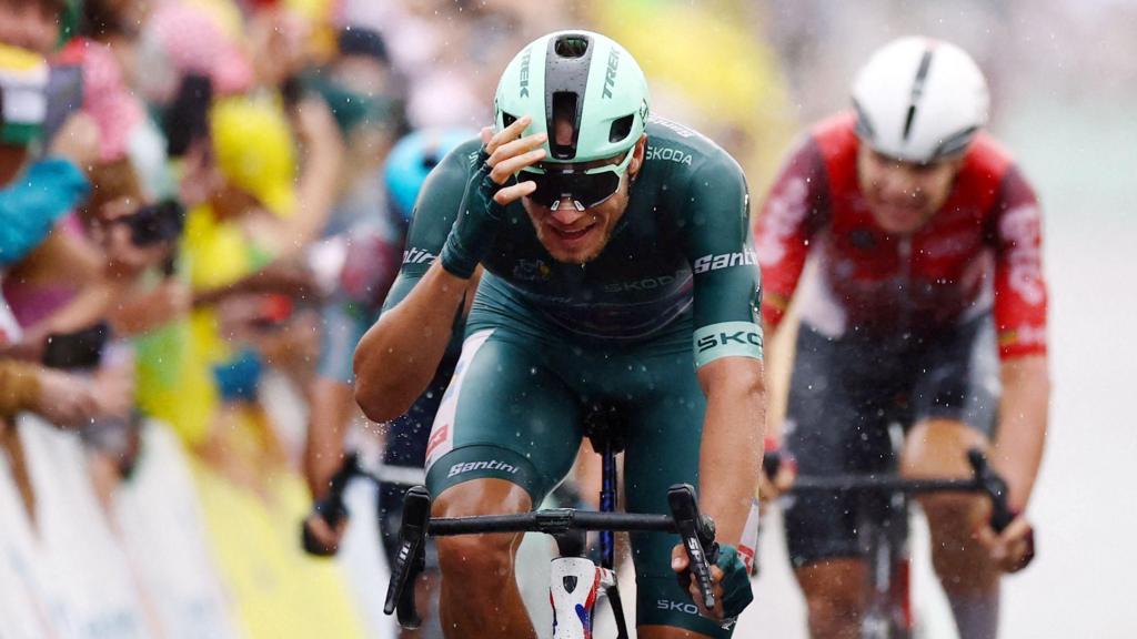 Jonathan Milan celebrates after winning stage 17 of the 2025 Tour de France