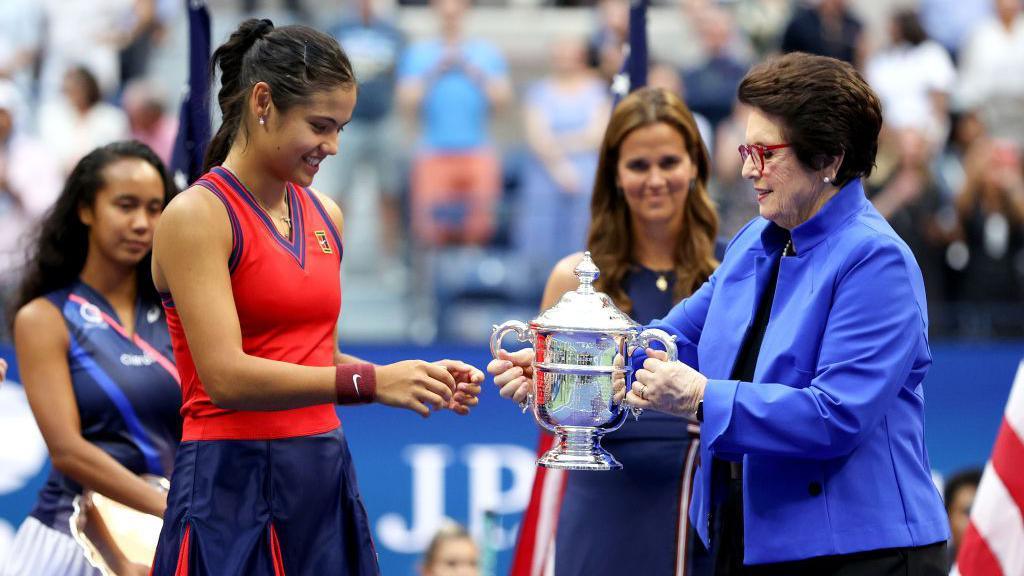 Billie Jean King presents the US Open trophy to Emma Raducanu in 2021