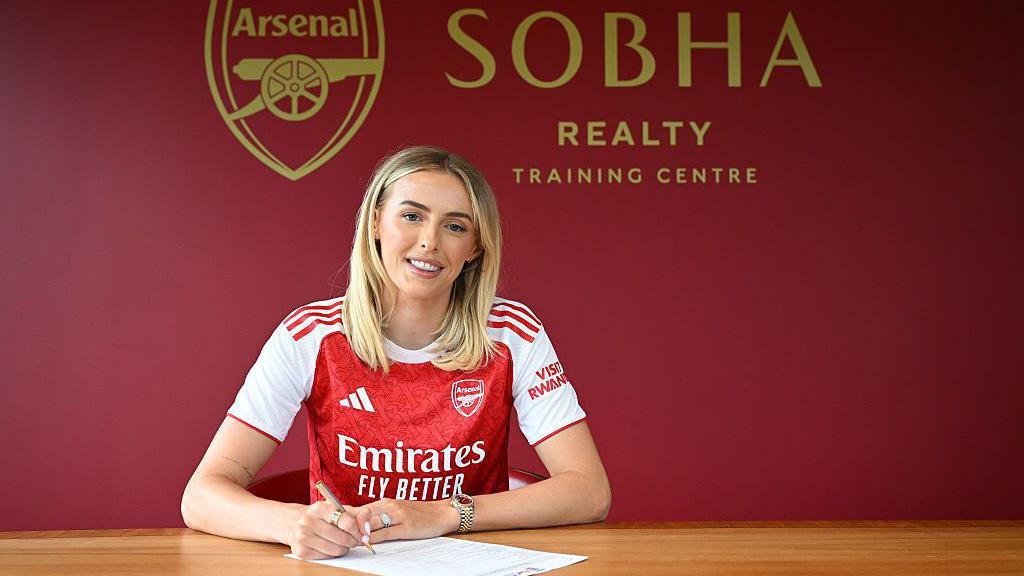 Chloe Kelly signing for Arsenal.