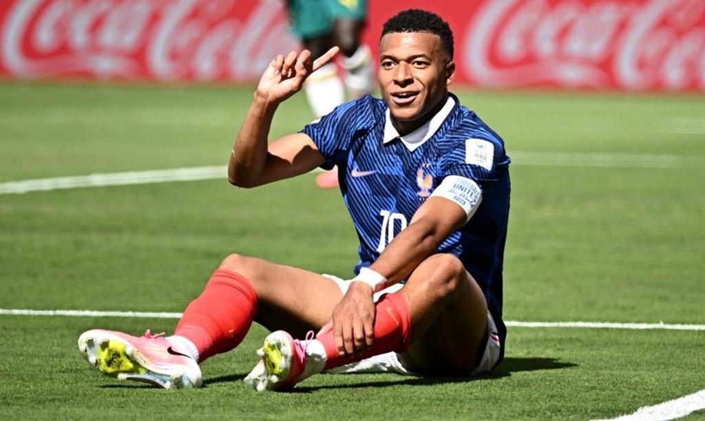 Kylian Mbappe reacts after a challenge by Sadio Mane inside the penalty area  during France's game with Senegal at the World Cup