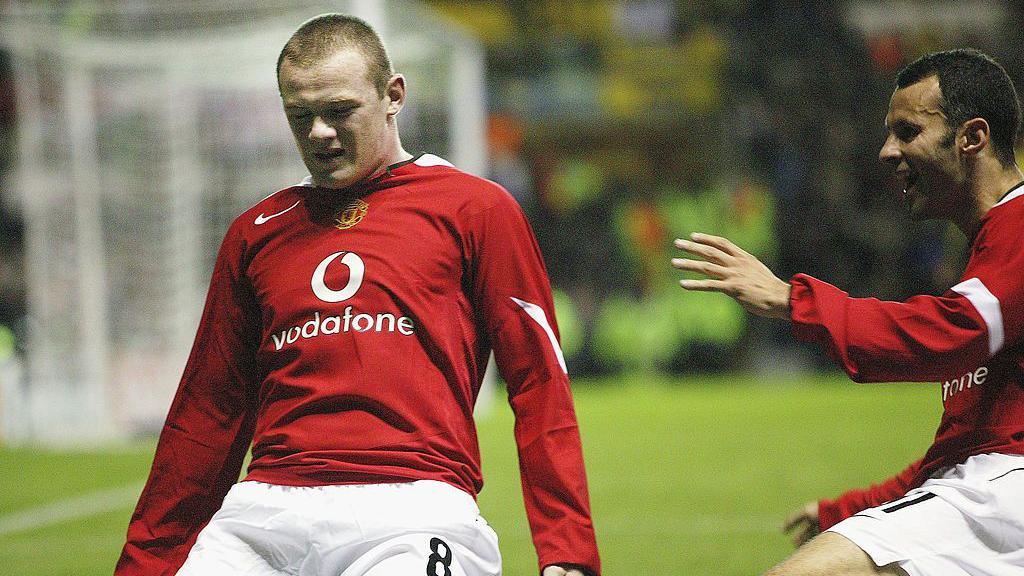 Wayne Rooney y Ryan Giggs celebran un gol contra el Fenerbahce