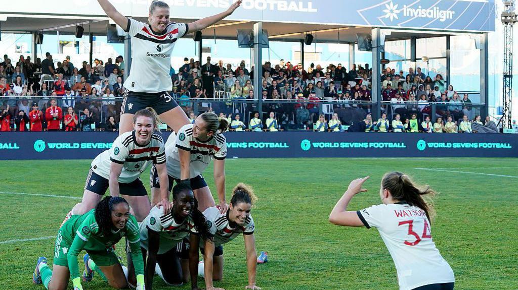 Manchester United players posing at the World Sevens tournament