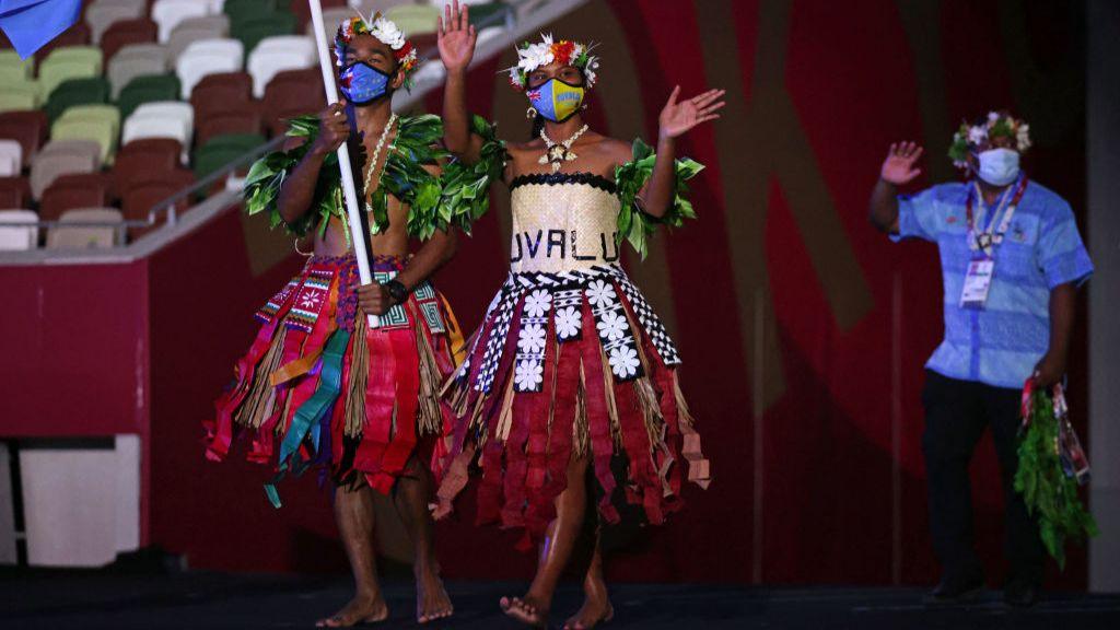 Flagbearers Matie Stanley and Karalo Hepoiteloto Maibuca at the Tokyo opening ceremony