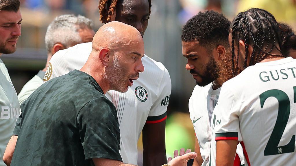 Enzo Maresca talks to Chelsea players