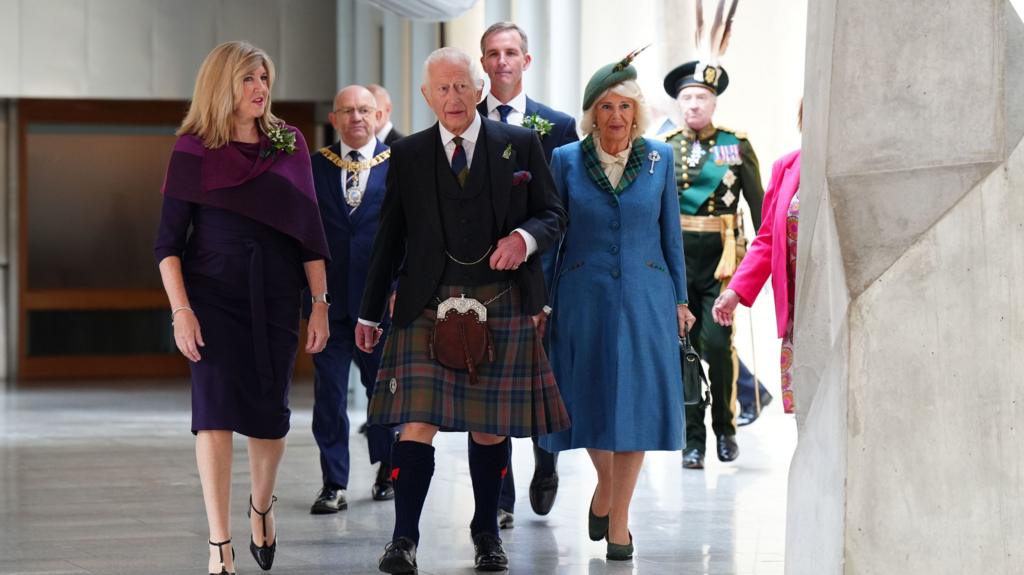 king and queen enter parliament