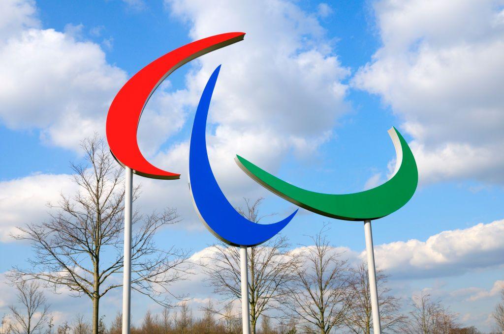 Logo paralympiády obsahuje tři červené, modré a zelené půlměsíce zakřivené směrem k centrálnímu bodu