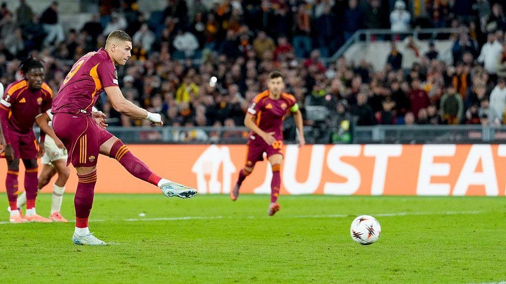 Artem Dovbyk taking a penalty for Roma against Lille