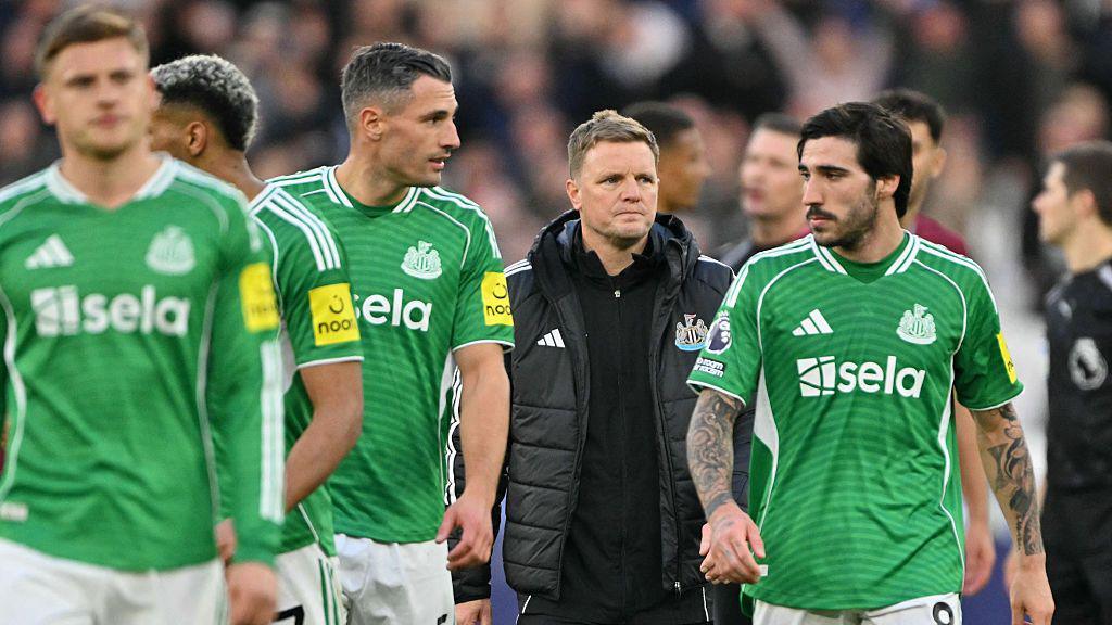 Eddie Howe and his players walk off following Newcastle United's defeat by West Ham at the London Stadium