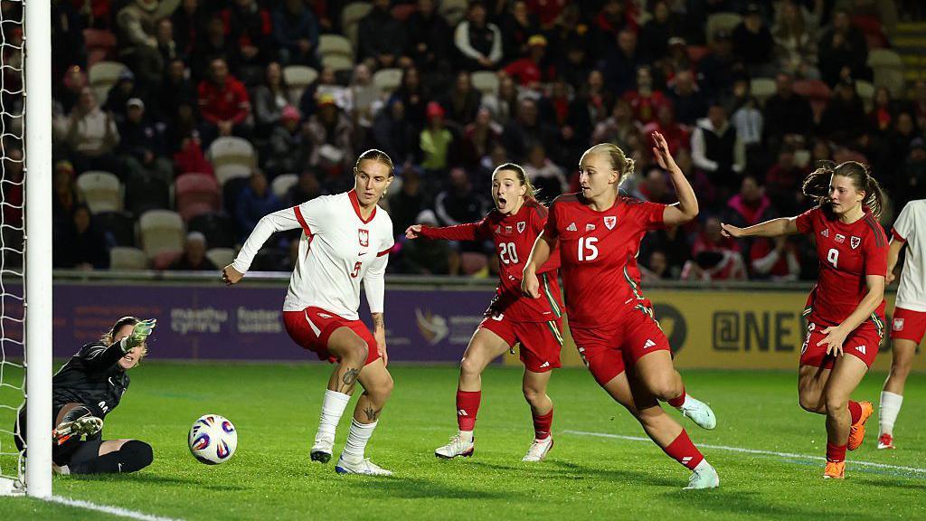 Elise Hughes yn sgorio gôl gyntaf Cymru wrth iddyn nhw golli 5-2 yn erbyn Gwlad Pwyl ar Rodney Parade