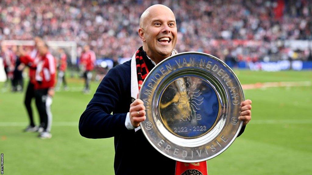 Arne Slot holding the Eredivisie trophy